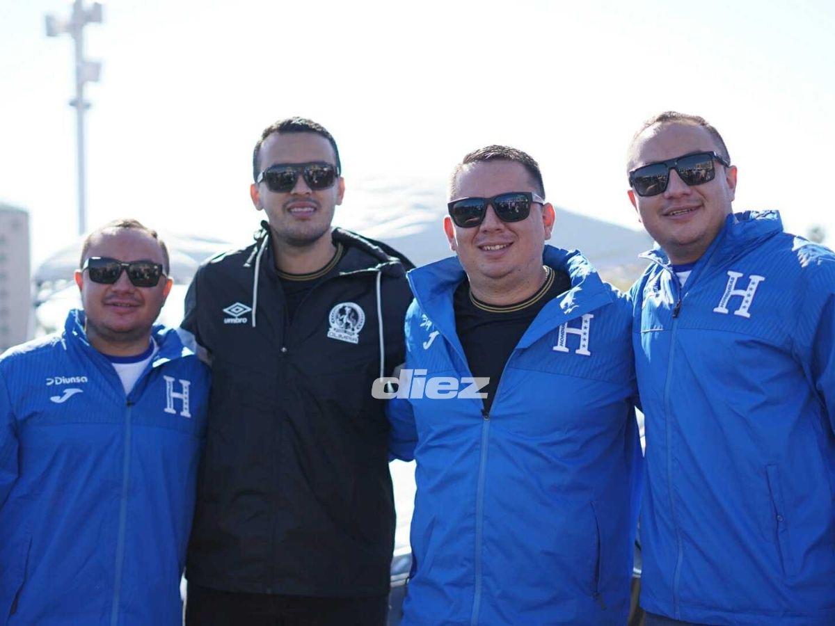 Superman hondureño sorprende, curiosa pancarta dedicada a Honduras, la guapa mexicana y, ¡no hay boletos!