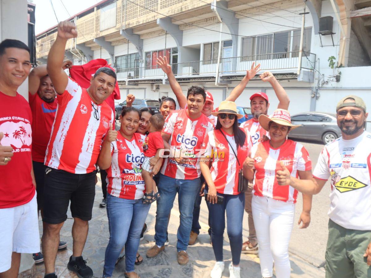 Marea Roja en La Ceiba, bellas hinchas del Vida invaden y aficionado se roba el show con extraño vestuario