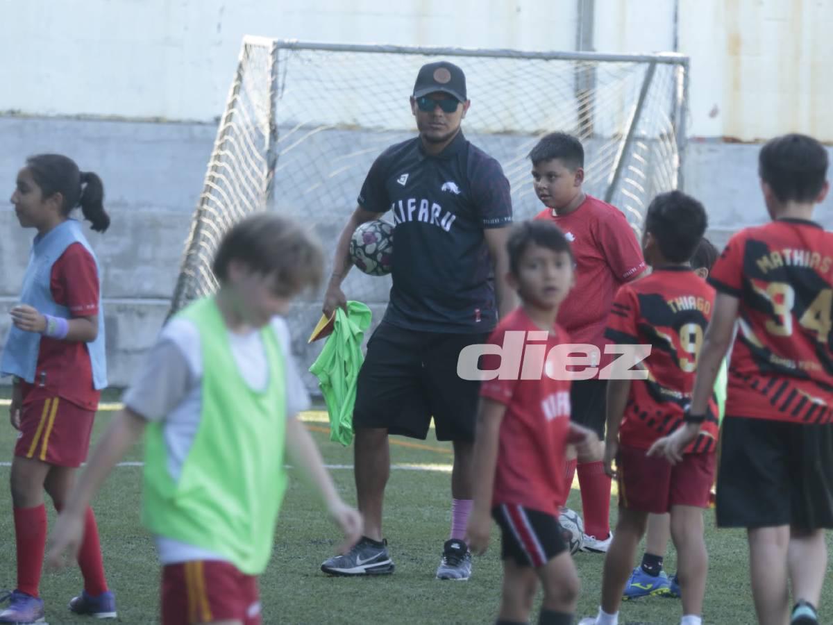 El Zurdo junto a los niños de la academia Kifaru.