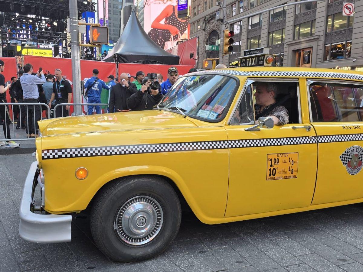 Épica llegada de Teófimo López al Times Square, curioso taxi que lo transportó y Nueva York se paraliza por la pelea del catracho
