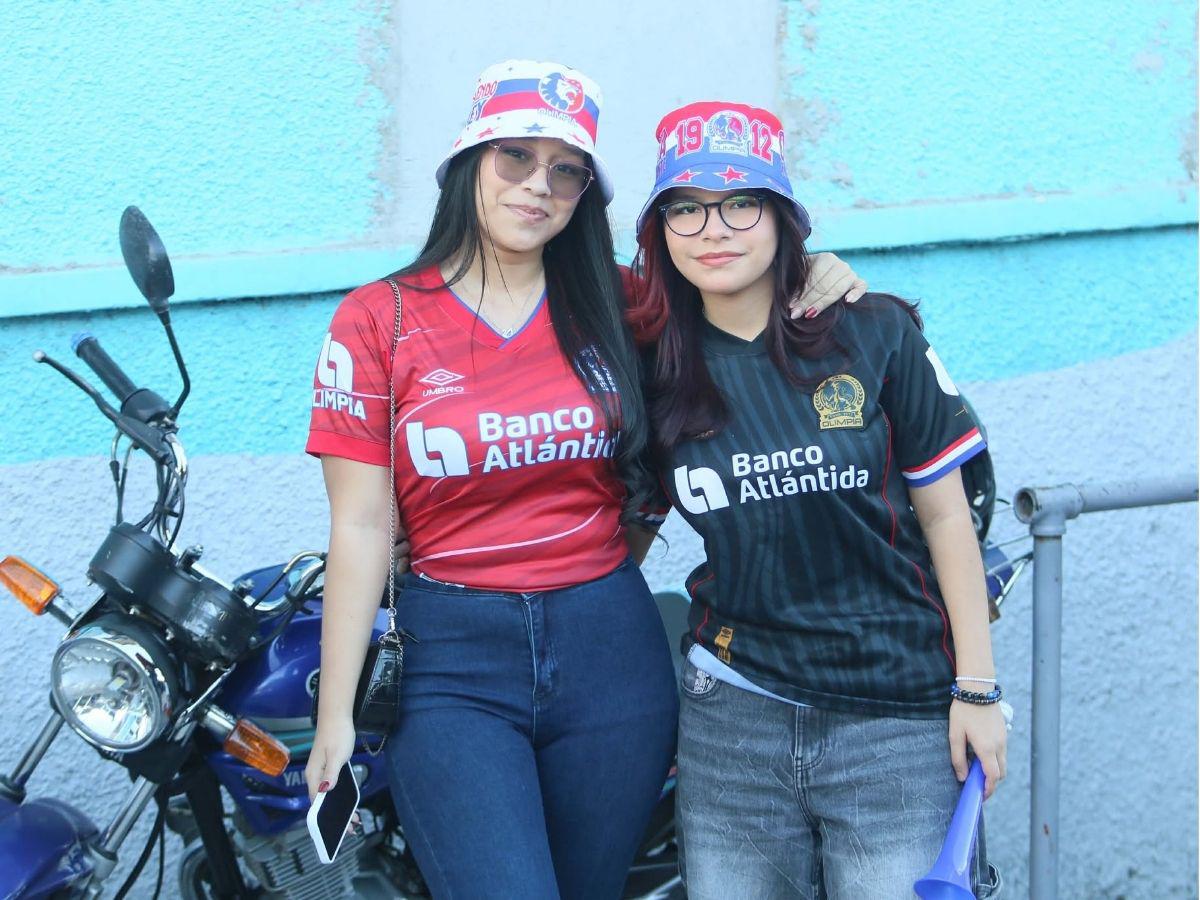 Descomunales filas en el Estadio Nacional y lo que pasó con la pantalla: así se vive la previa de la final entre Olimpia-Marathón