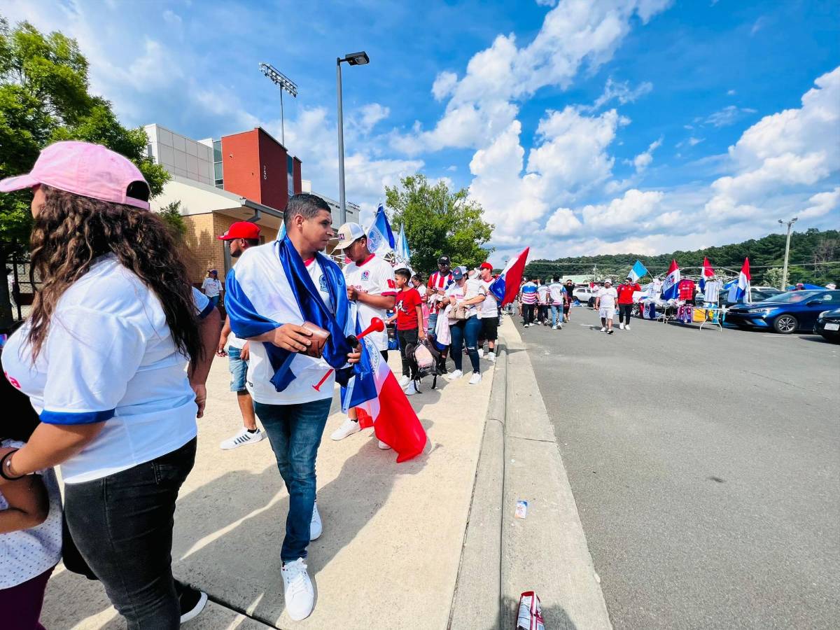 Belleza hondureña invade el Memorial Stadium de Durham para presenciar el amistoso Olimpia vs Comunicaciones