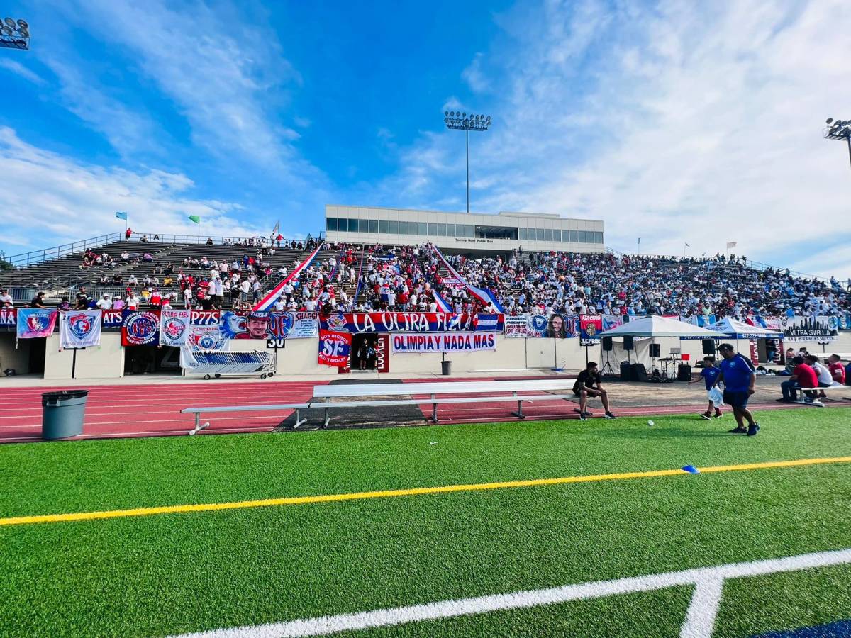 Belleza hondureña invade el Memorial Stadium de Durham para presenciar el amistoso Olimpia vs Comunicaciones