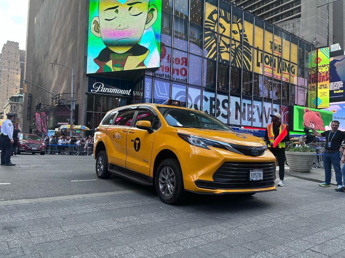 Épica llegada de Teófimo López al Times Square, curioso taxi que lo transportó y Nueva York se paraliza por la pelea del catracho