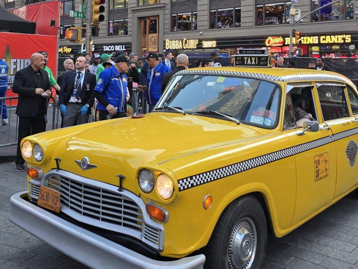 Épica llegada de Teófimo López al Times Square, curioso taxi que lo transportó y Nueva York se paraliza por la pelea del catracho