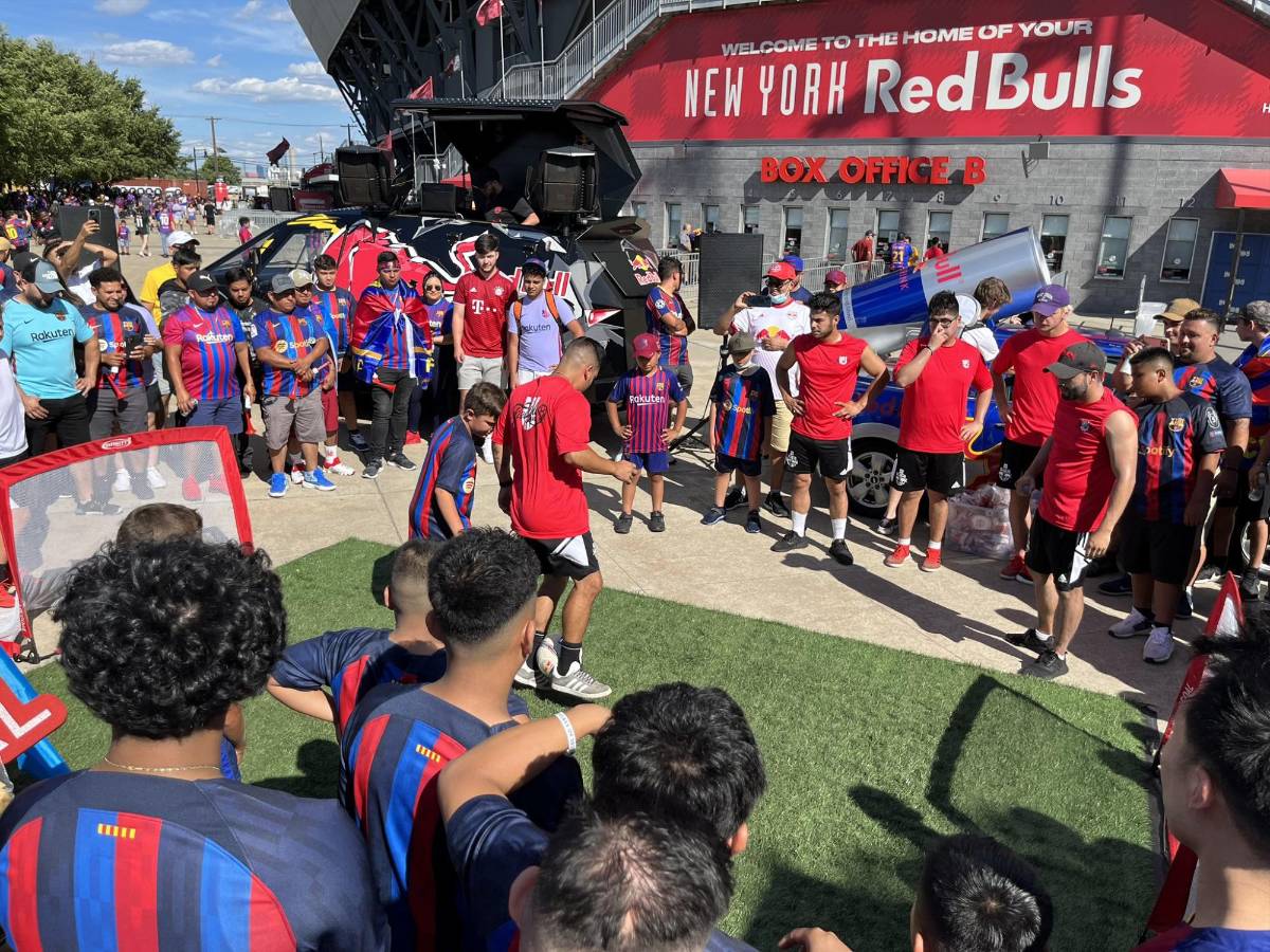 NO SE VIO EN TV: El altercado por la camisa de Piqué, Depay se rehúsa a irse y los hondureños fieles al Barcelona