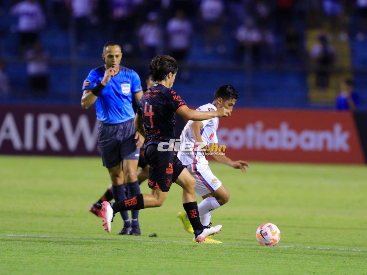 José Mario Pinto domina el balón ante la marca de un jugador del Atlas en el Estadio Olímpico Metropolitano de San Pedro Sula. FOTO: Mauricio Ayala.