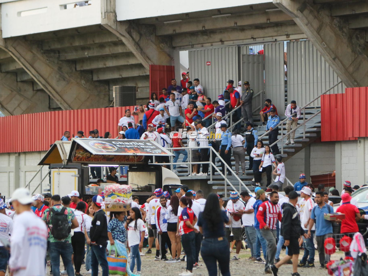 Las largas filas para ingresar al Estadio Carlos Miranda de Comayagua. FOTO: Andro Rodríguez.