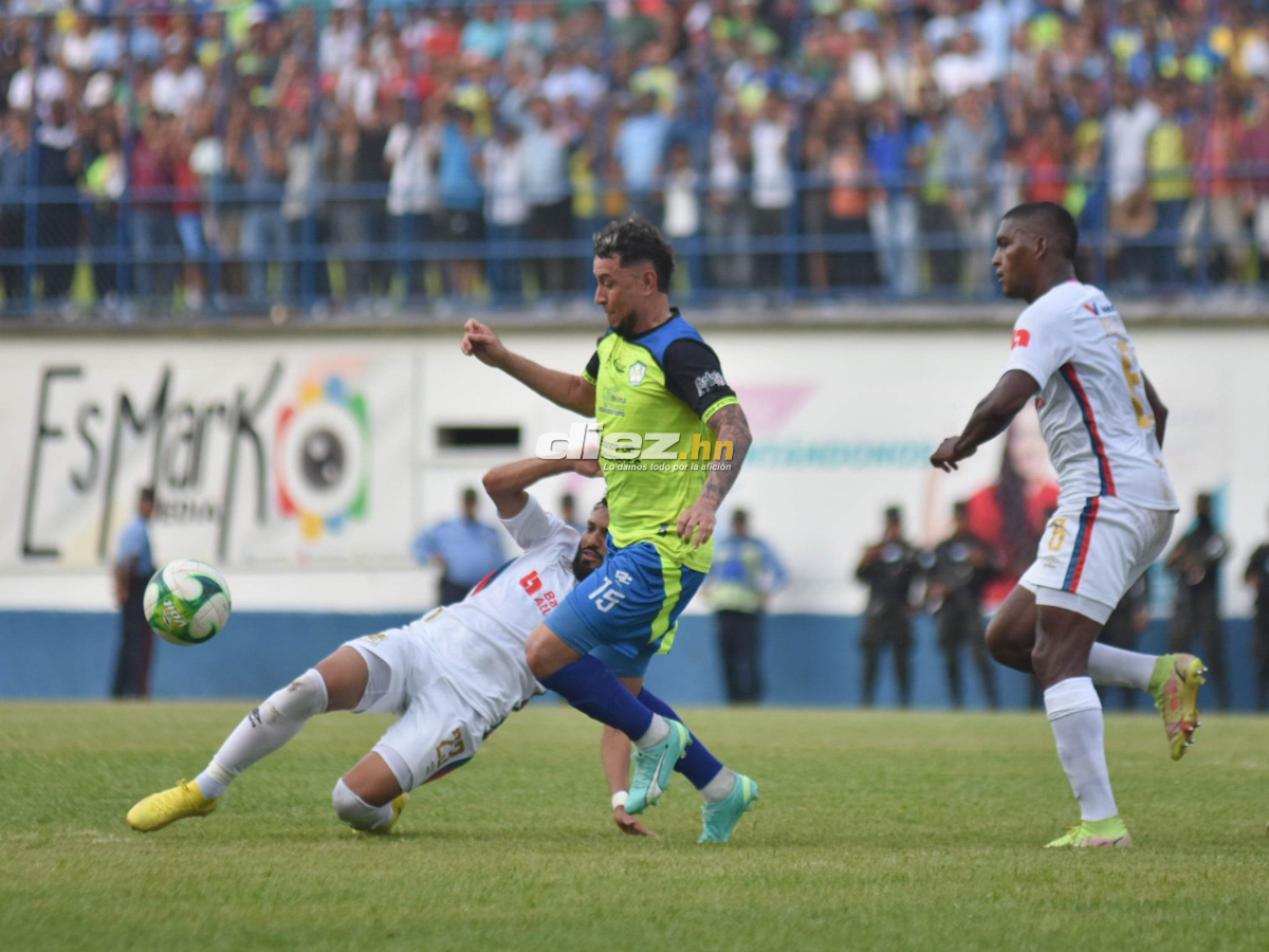 Olamcho FC-Olimpia empataron en un tremendo partidazo en el Estadio Juan Ramón Brevé de Juticalpa. FOTO: Alex Pérez.