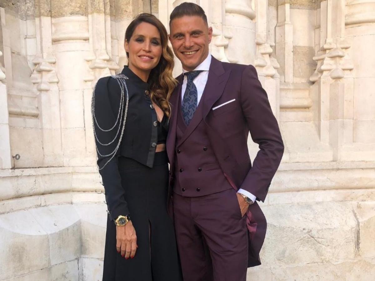 Figura del fútbol en problemas por mensajes íntimos con una modelo: su esposa le habría pedido el divorcio