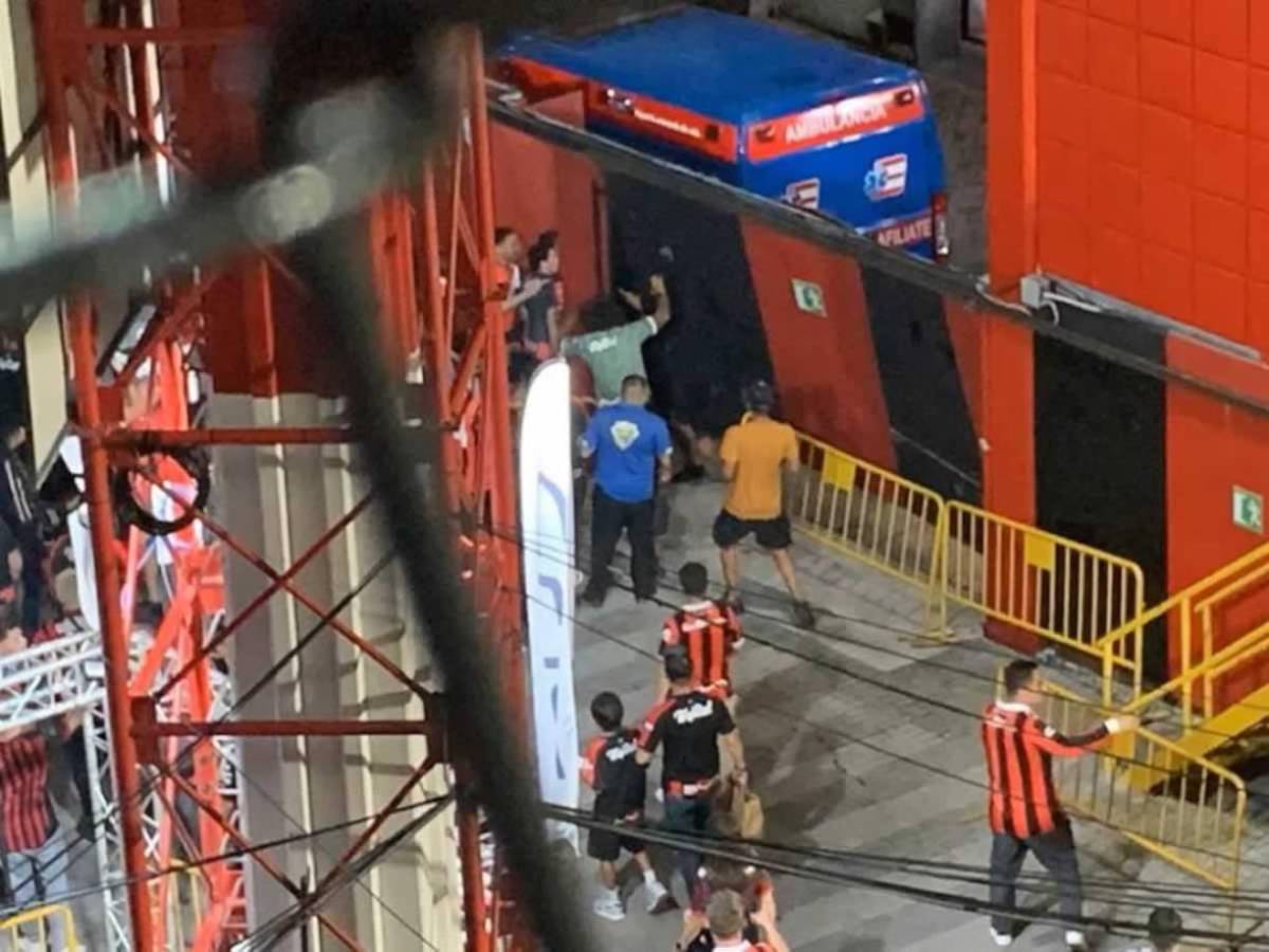 Batalla campal en Costa Rica: Así fue el zafarrancho entre Alajuelense-Herediano en la gran final, ¡golpes y sangre!