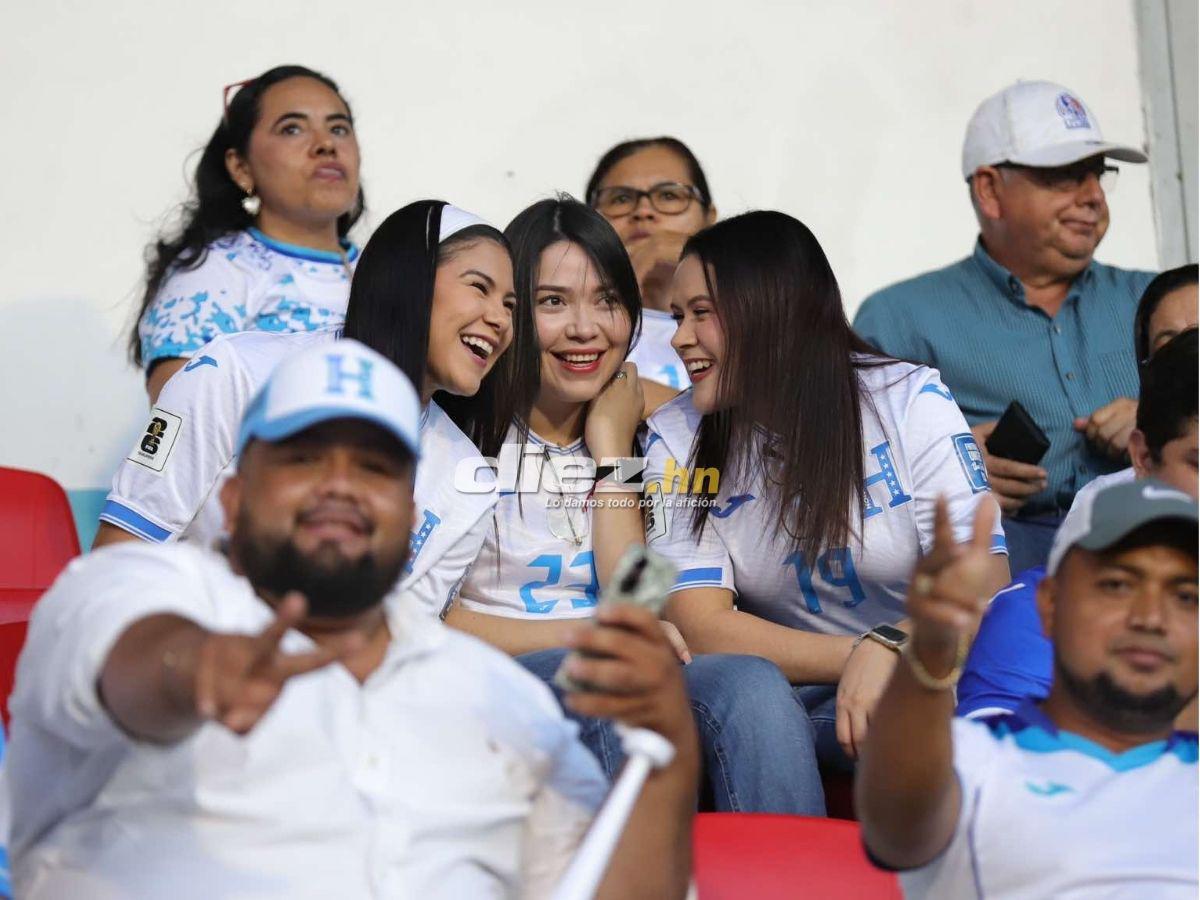 Ambientazo en el Nacional: Famosos, señor cautiva con curioso gorro y chicas enamoran en el Honduras-Jamaica