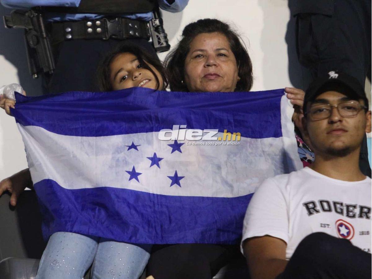 Ambientazo en el Nacional: Famosos, señor cautiva con curioso gorro y chicas enamoran en el Honduras-Jamaica