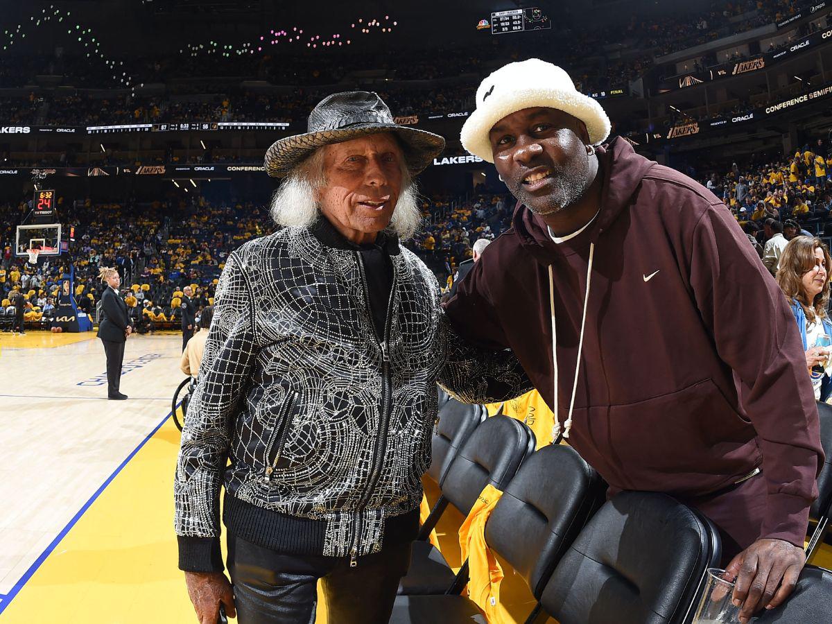 No se vio en TV: jugadores del Barcelona, famosos del cine y los mejores momentos del partido de Warriors ante los Lakers