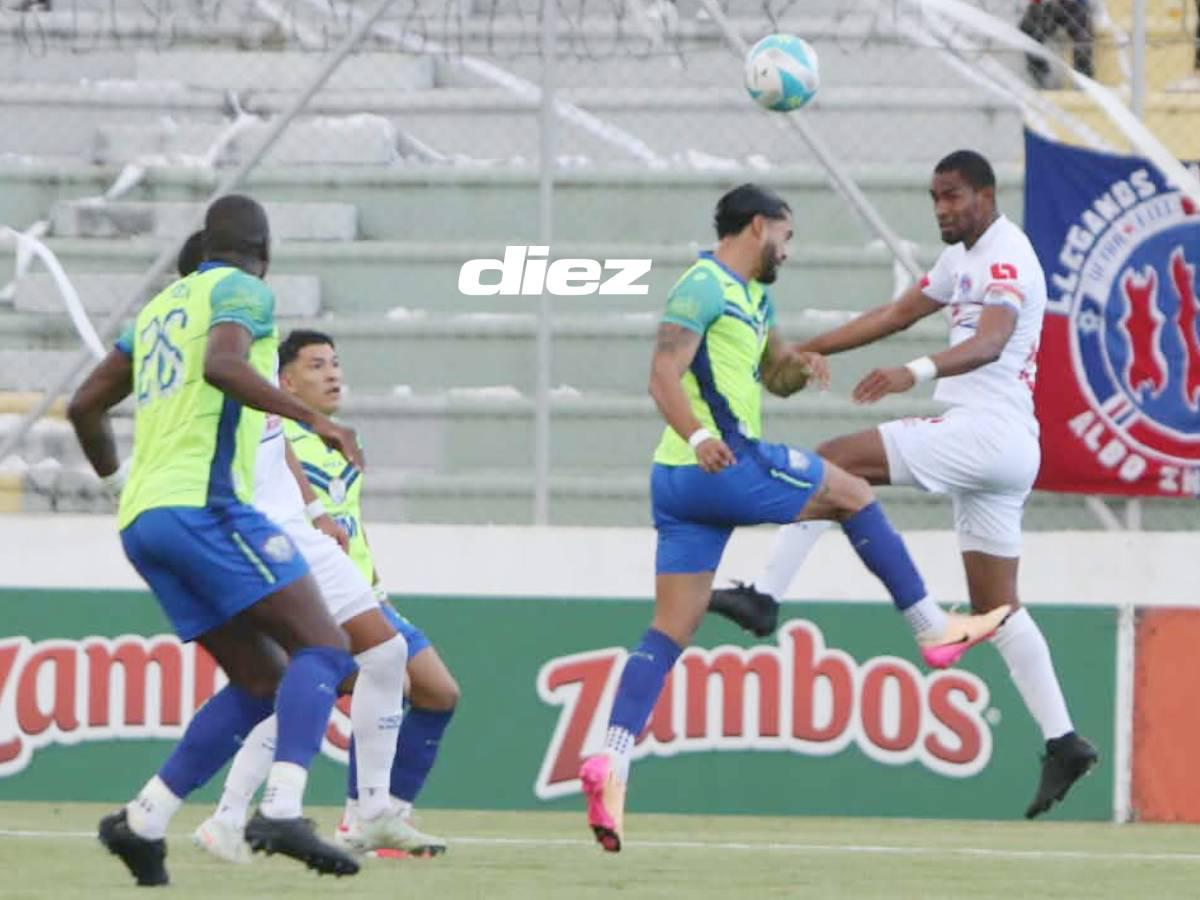 Cabezazo de Jerry Bengtson directo al arco de los Potros.