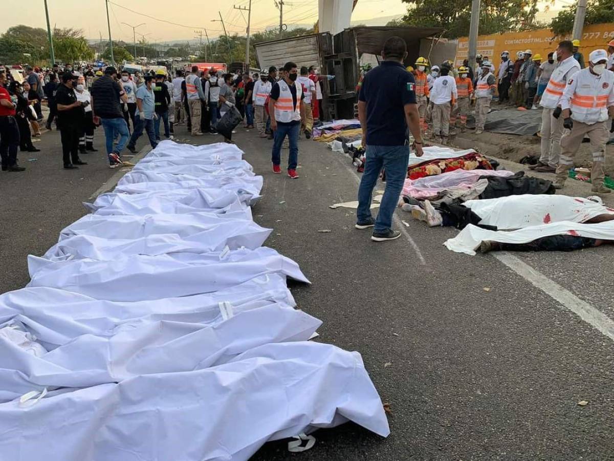 El accidente ocurrió alrededor de las 15:30 horas cuando el camión con remolque, que aparentemente circulaba a exceso de velocidad, volcó en una curva y golpeó la base de un puente peatonal en una zona cercana a la capital de Chiapas, Tuxtla Gutiérrez.