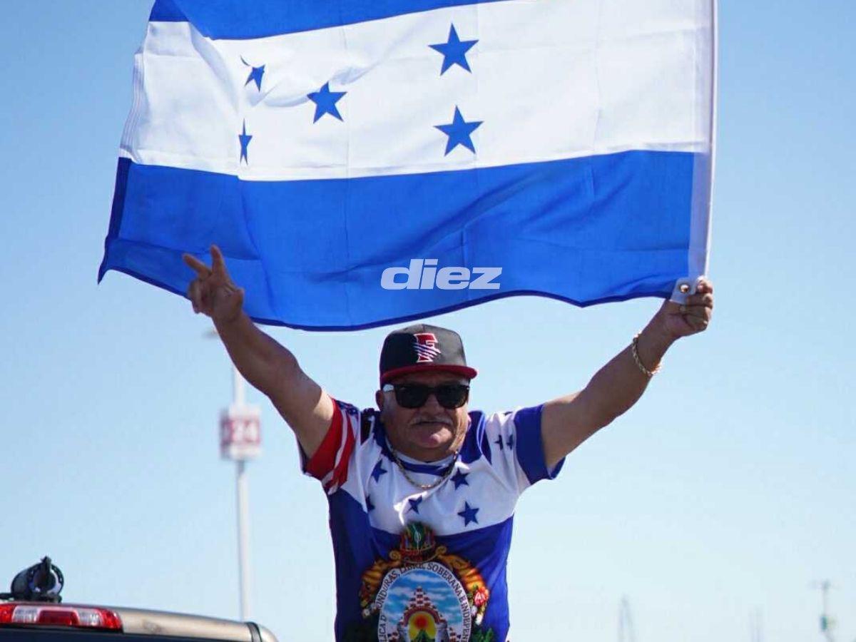 Superman hondureño sorprende, curiosa pancarta dedicada a Honduras, la guapa mexicana y, ¡no hay boletos!