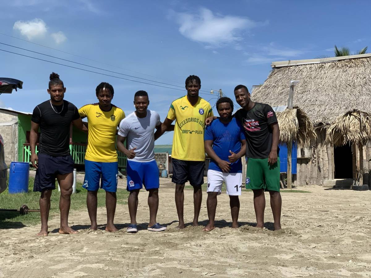 Futbolistas reconocidos como Arnaldo Urbina, Júnior Lacayo, Carlos Bernárdez y Darixon Vuelto son oriundos de la comunidad garífuna de Sambo Creek, tierras con mucha disposición para practicar fútbol playa.