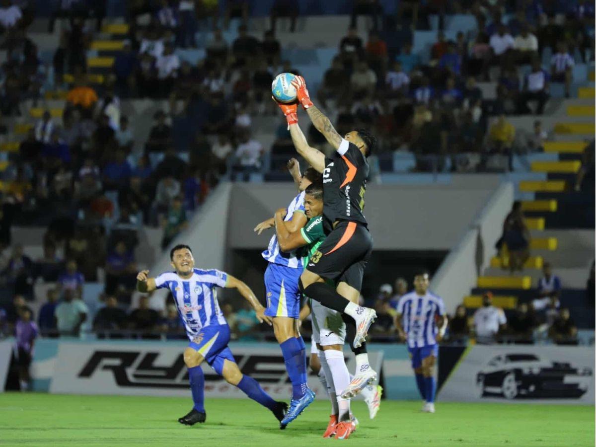 Chica de lentes enamoró, gestos tristes en Victoria tras goleada de Marathón y Messiniti con dedicatoria en La Ceiba