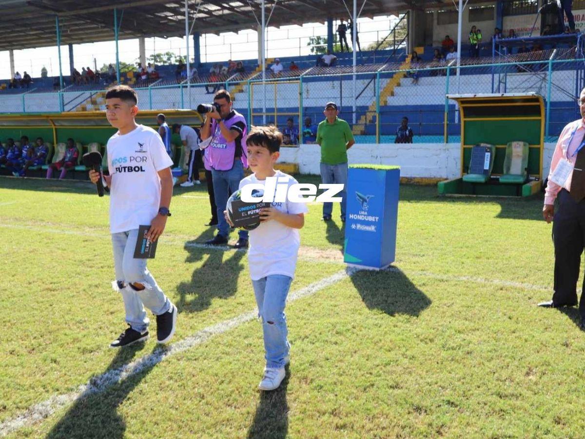 ¡Con fuegos artificiales! Victoria y Olancho abrieron el telón del Clausura 2025 y dos chicas bellas cautivaron en Olanchito