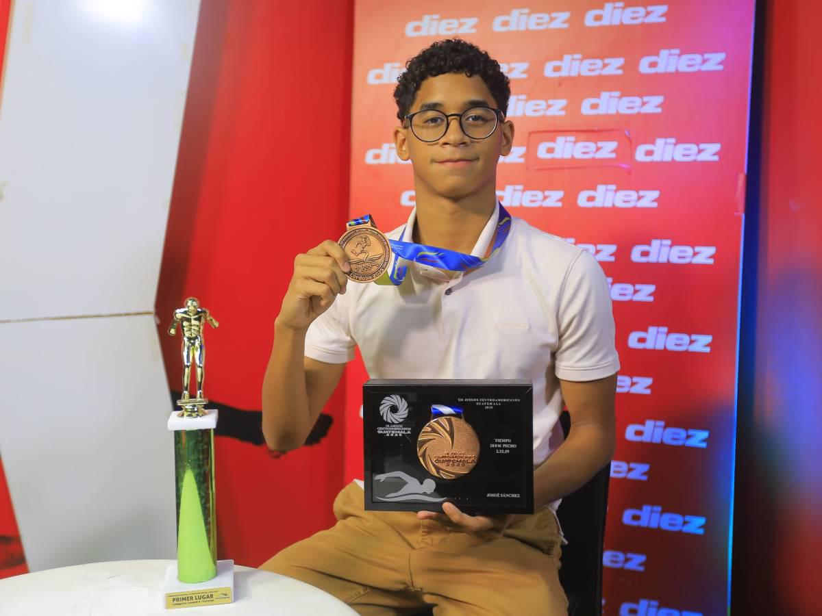 Josué Sánchez, el joven que se llenó de récords en el Campeonato de Piscina Corta 2025: Este es mi primer trofeo