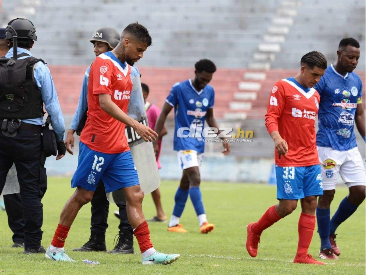 Troglio armó zafarrancho y mostró las ocho copas, la amargura del Olimpia y la fiesta del Victoria en La Ceiba