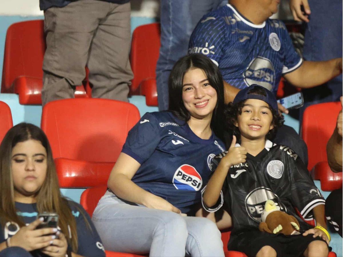 Marea Azul en el Nacional, infiltrados de Costa Rica, preciosa del Motagua captada y enmascarado sorprende