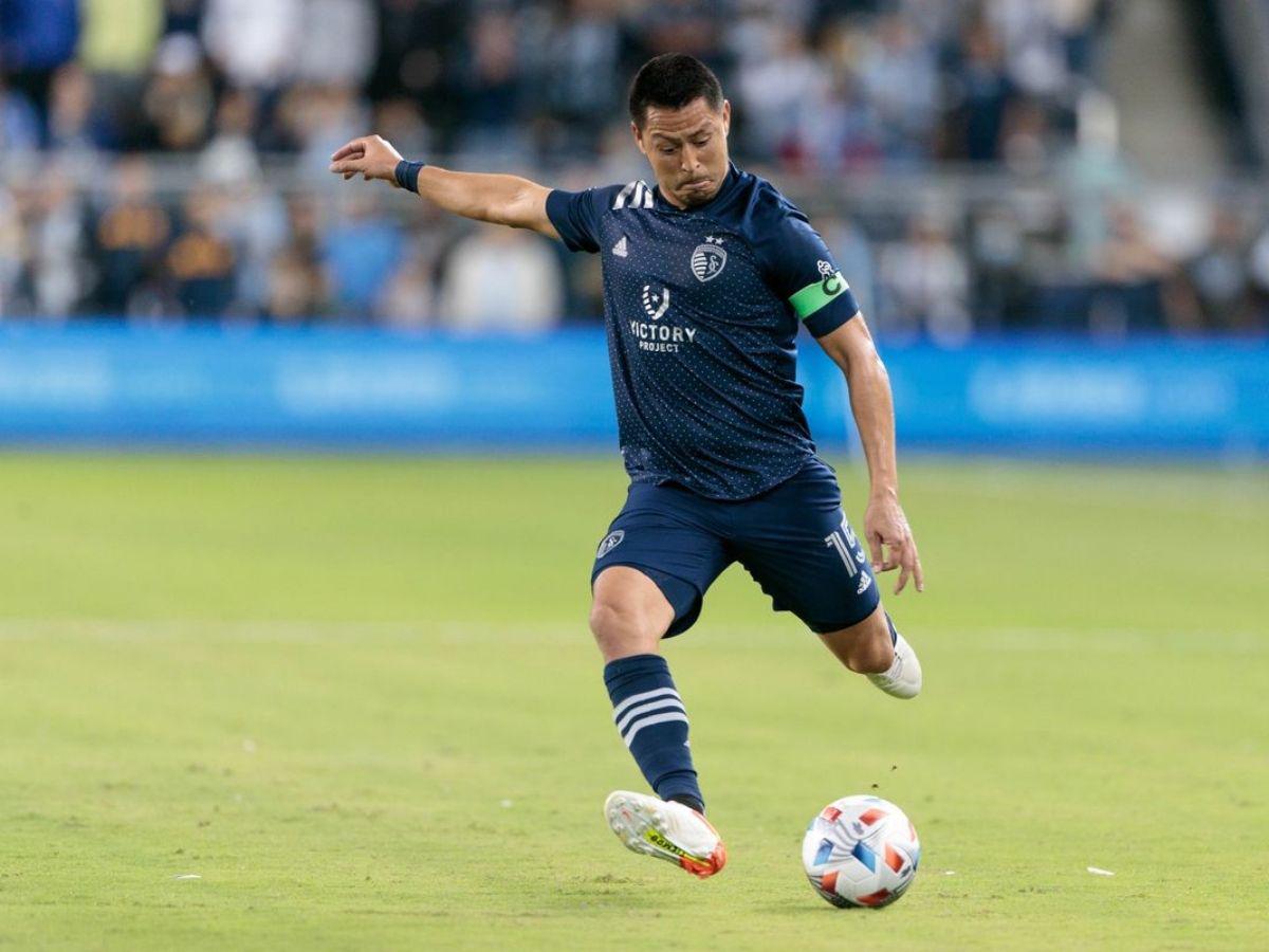 La memorable despedida del Sporting Kansas a Roger Espinoza; ¡el DT “rompió” el protocolo y repartieron cervezas!