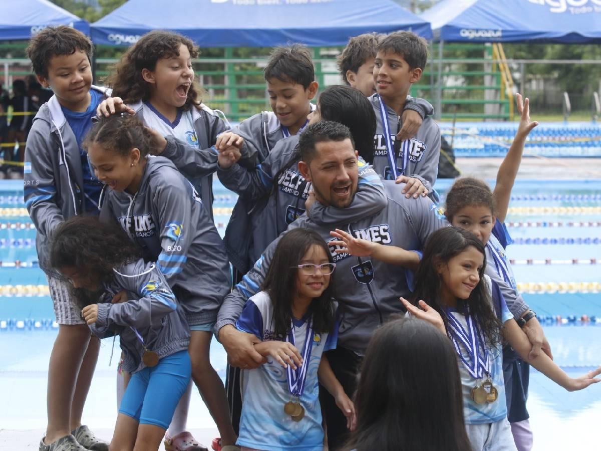 ¡Tremenda adrenalina! Más de 400 atletas de natación dieron gran batalla en campeonato de piscina en SPS