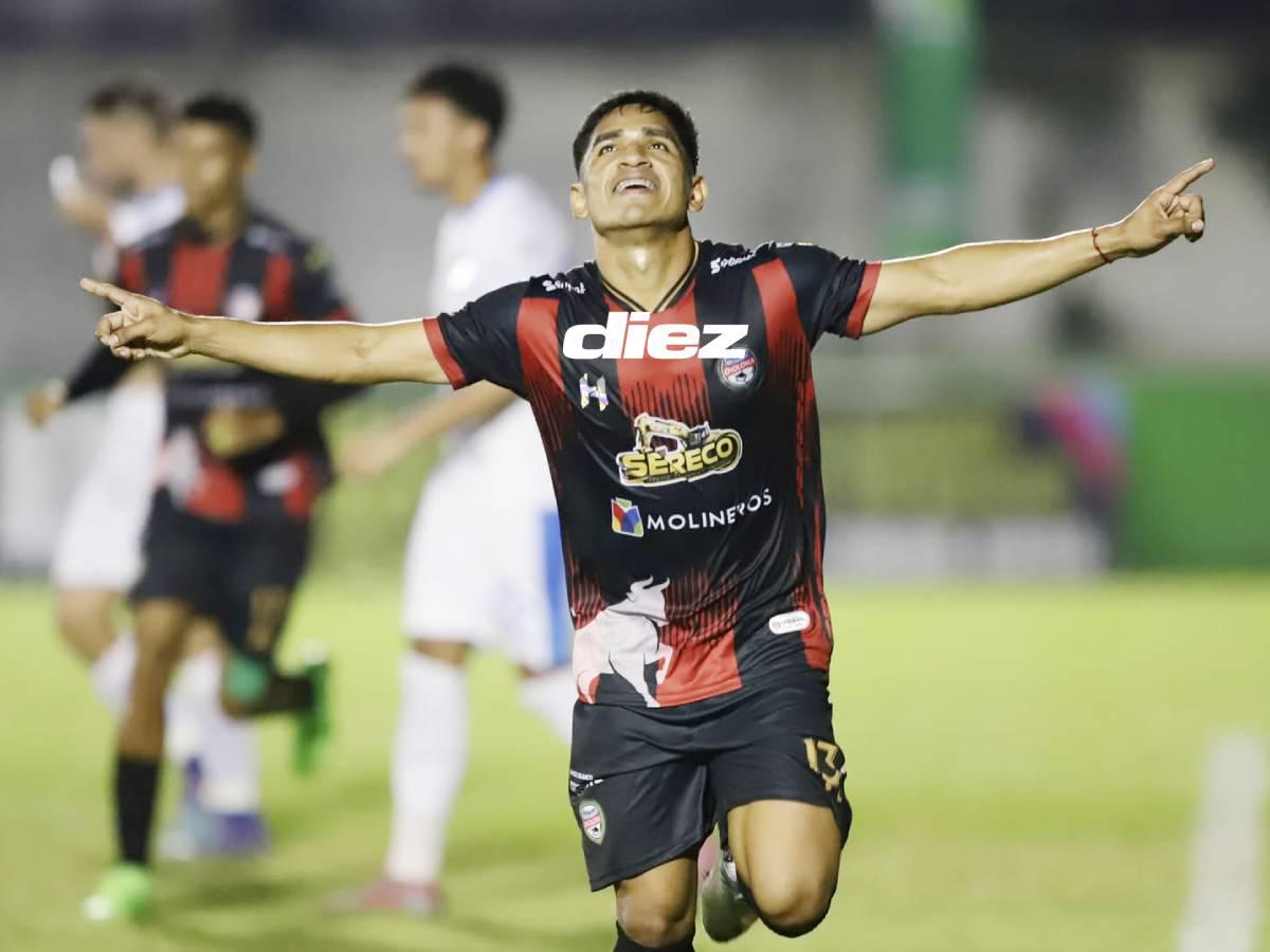 Marco Tulio Aceituno celebrando su primer gol ante Victoria.
