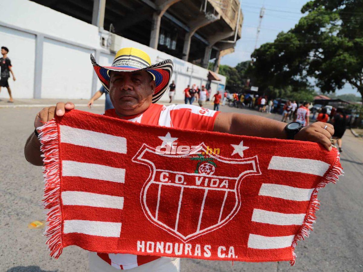 Marea Roja en La Ceiba, bellas hinchas del Vida invaden y aficionado se roba el show con extraño vestuario
