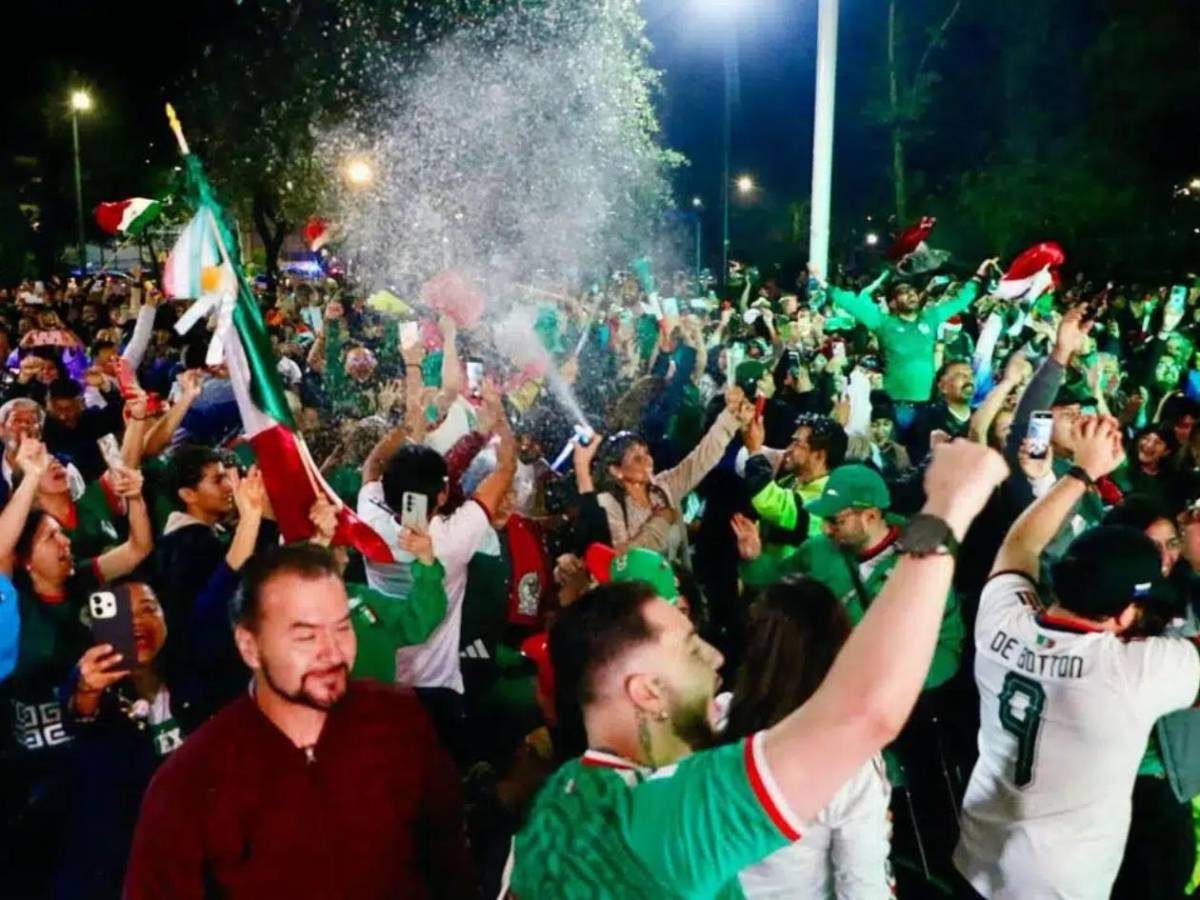Mexicanos llevaron serenata al hotel de Inglaterra: la policía tuvo que desalojarlos