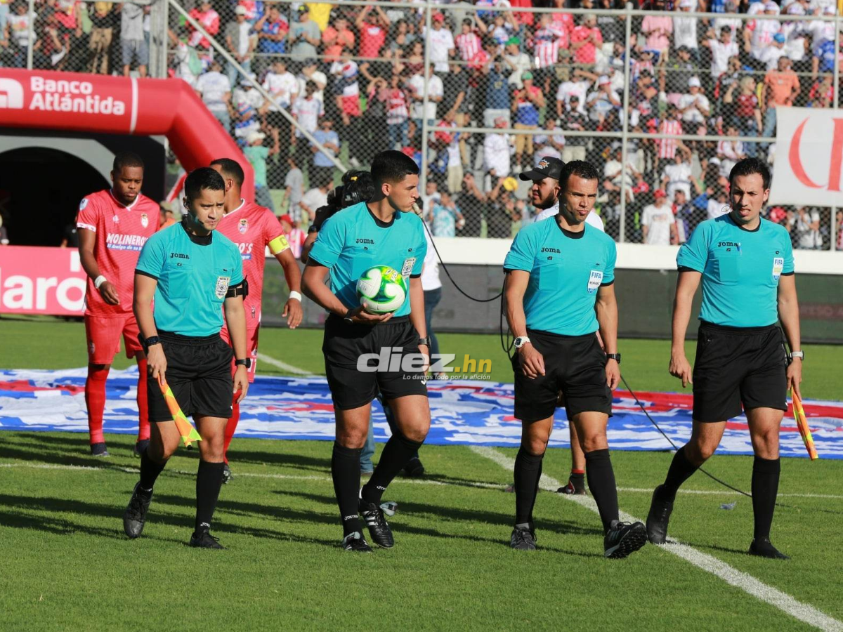 José Valladares comandó la cuarteta arbitral en el duelo de la jornada 1 entre Olimpia - Real Sociedad. FOTO: David Romero.