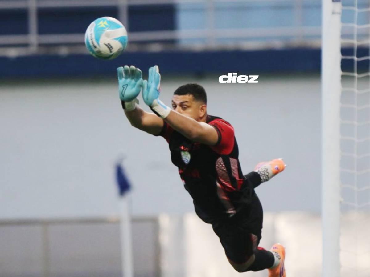 Harold Fonseca vuela ante un remate de Jorge Álvarez. Foto Alex Pérez.