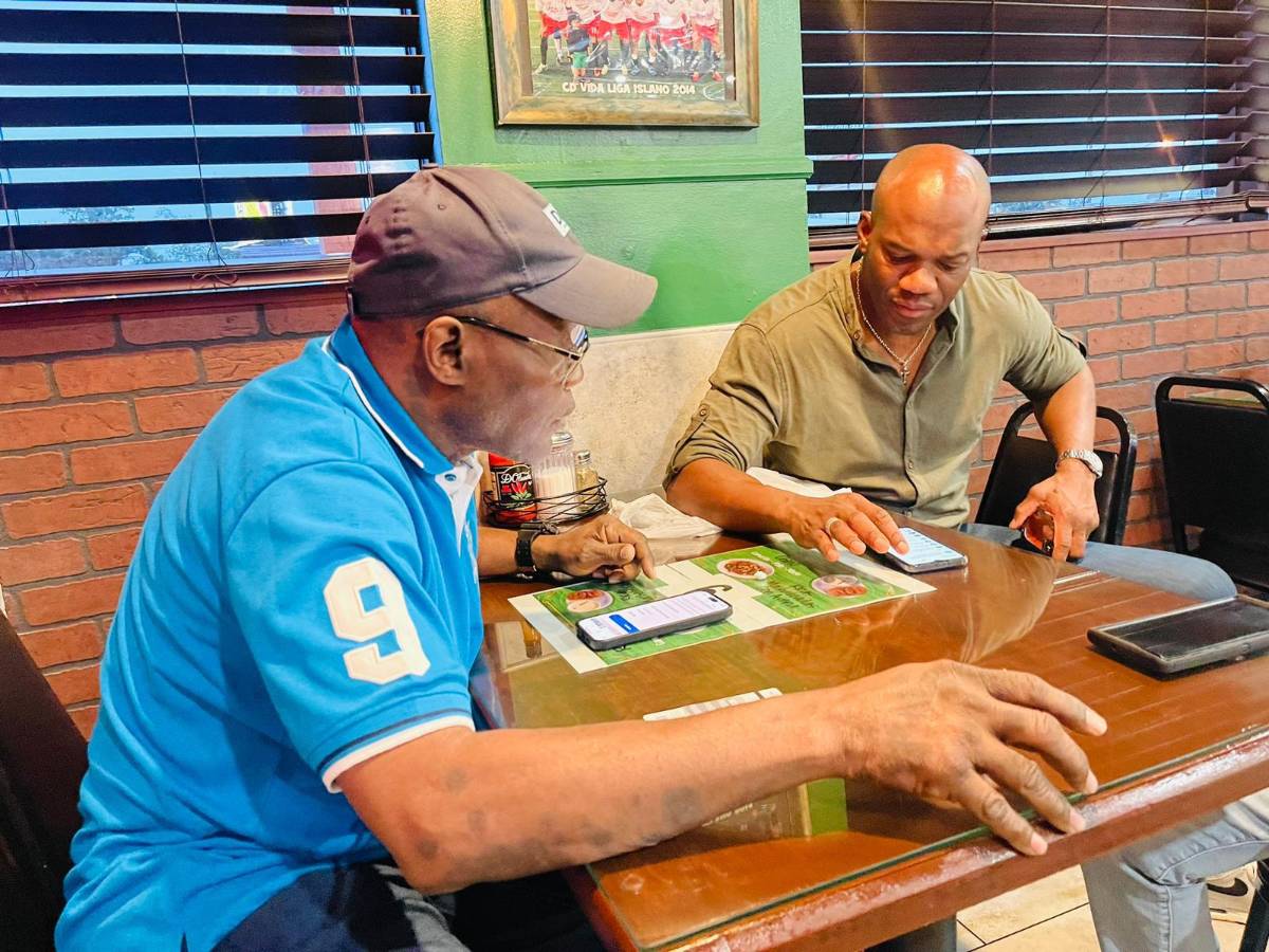 David Suazo, invitado de lujo de la New Orleans Cup y así comparte con los hondureños previo al sorteo del evento