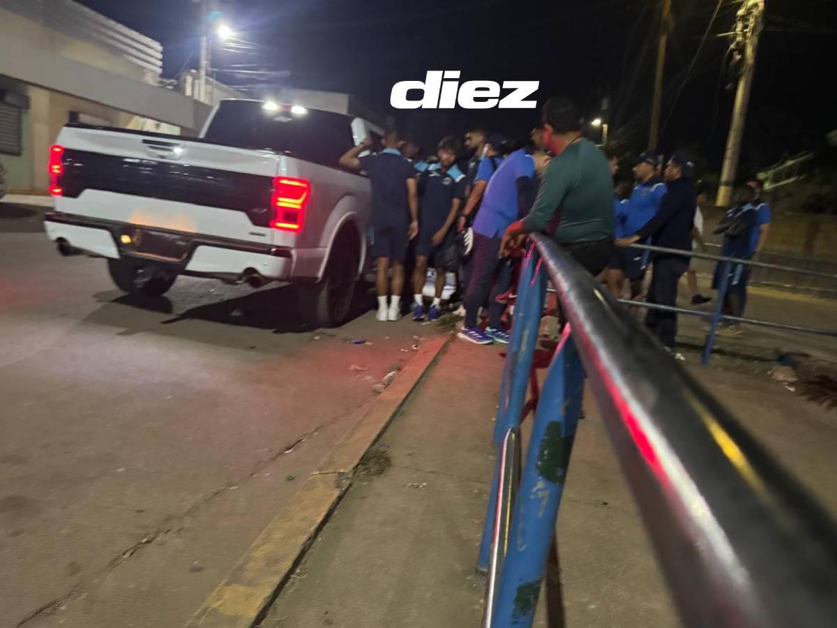 Plantel de Motagua esperó a Romario, bellezas y ¿Entró Emilio al estadio?