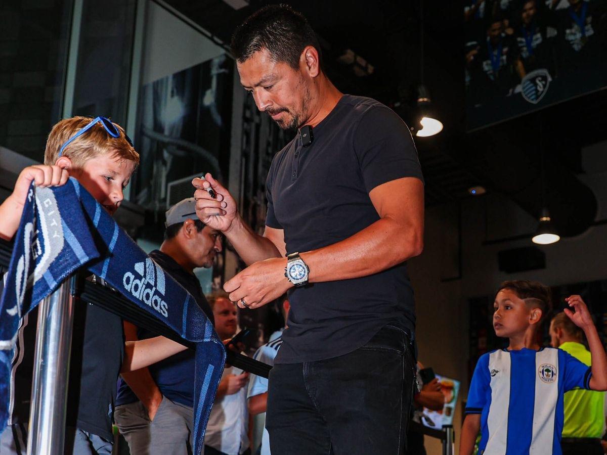 La memorable despedida del Sporting Kansas a Roger Espinoza; ¡el DT “rompió” el protocolo y repartieron cervezas!