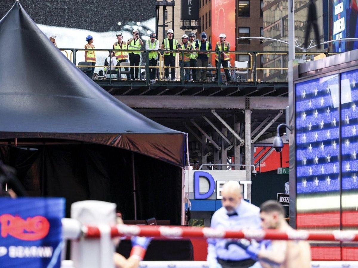 Teófimo López rompe en llanto, albañiles con palco de lujo y eufórica celebración del catracho tras vencer a Barboza