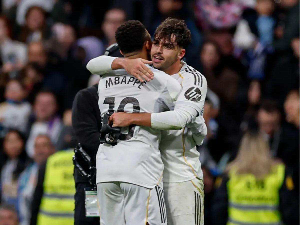¡Obsequio inolvidable! Crack mundial del Real Madrid le regaló su camiseta a Kervin Arriaga en el Bernabéu