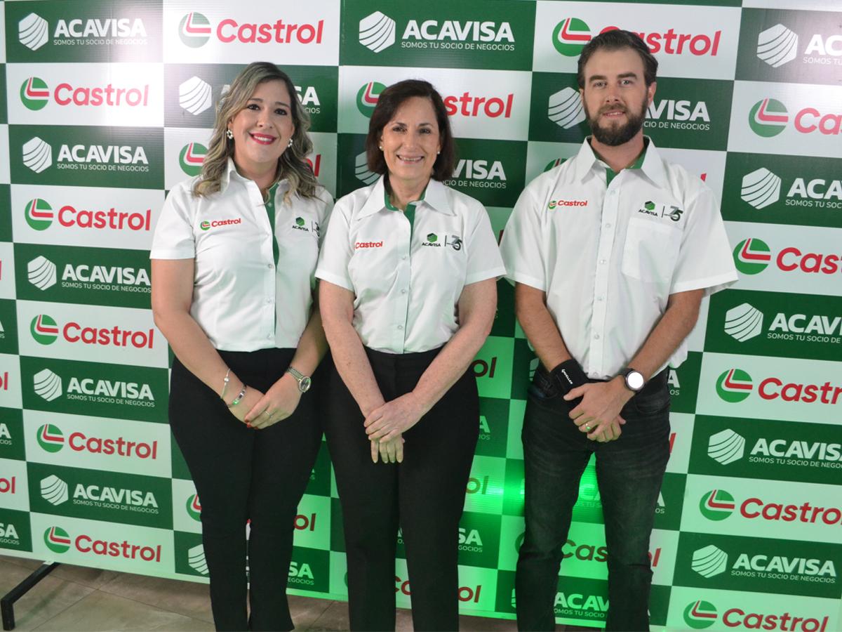Los ejecutivos de Acavisa: Martha Ruiz, gerente regional de Mercadeo; Patricia Avilés, representante de la Junta Directiva; y Luis Diego Aguirreurreta, gerente comercial regional.