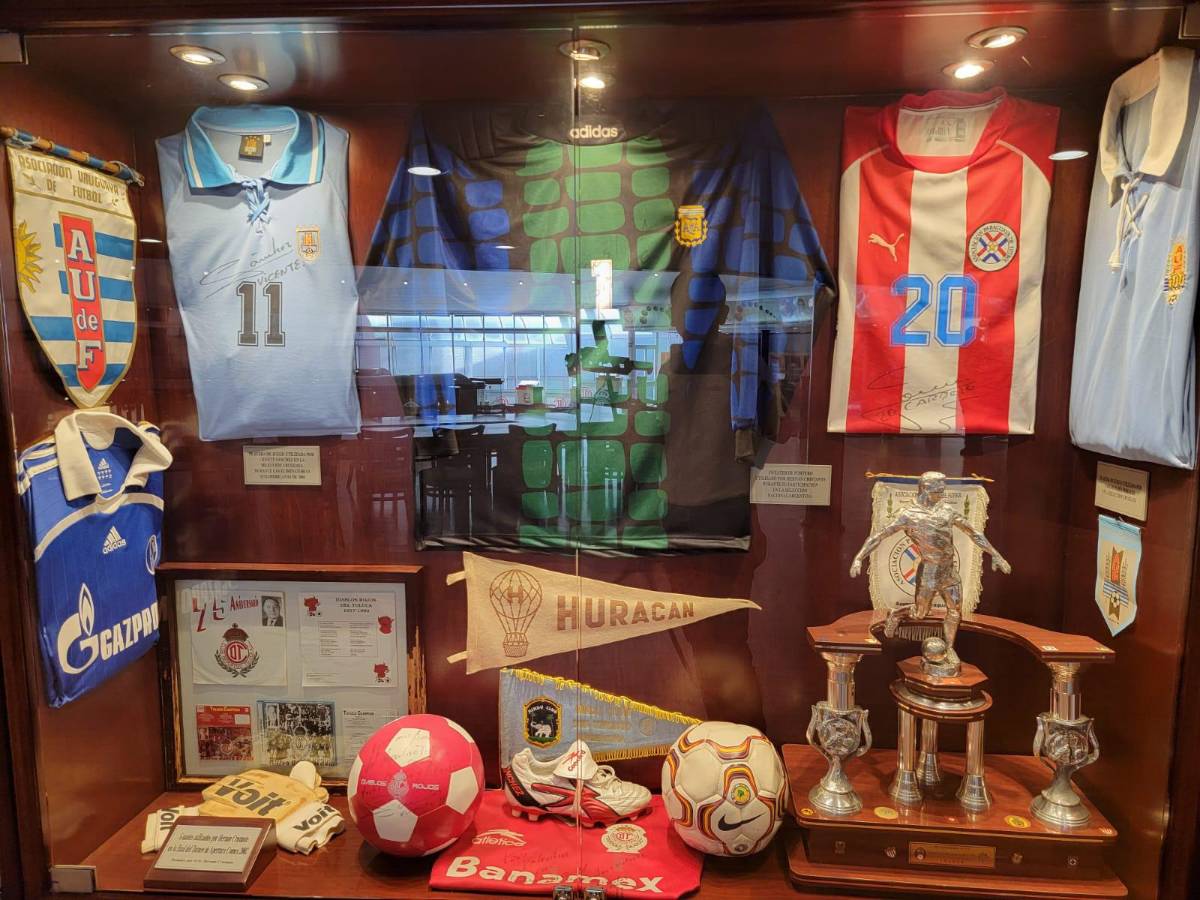 Olimpia y Carlos Pavón relucen en las vitrinas: así es el histórico y hermoso museo del Toluca en el Nemesio Diez