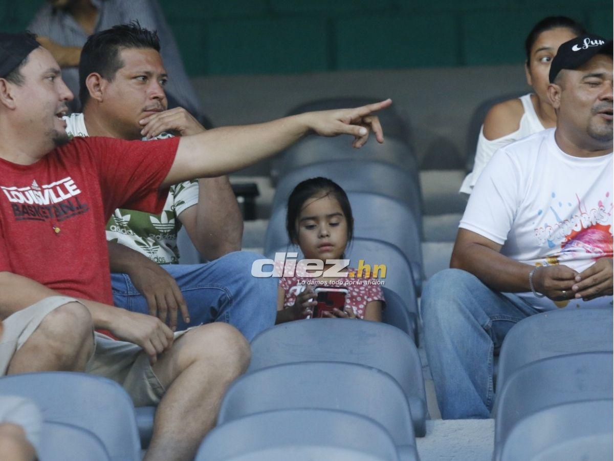 Afición del Real España sorprende con gigantesca manta, Blackburn silenció el Morazán y las bellas chicas