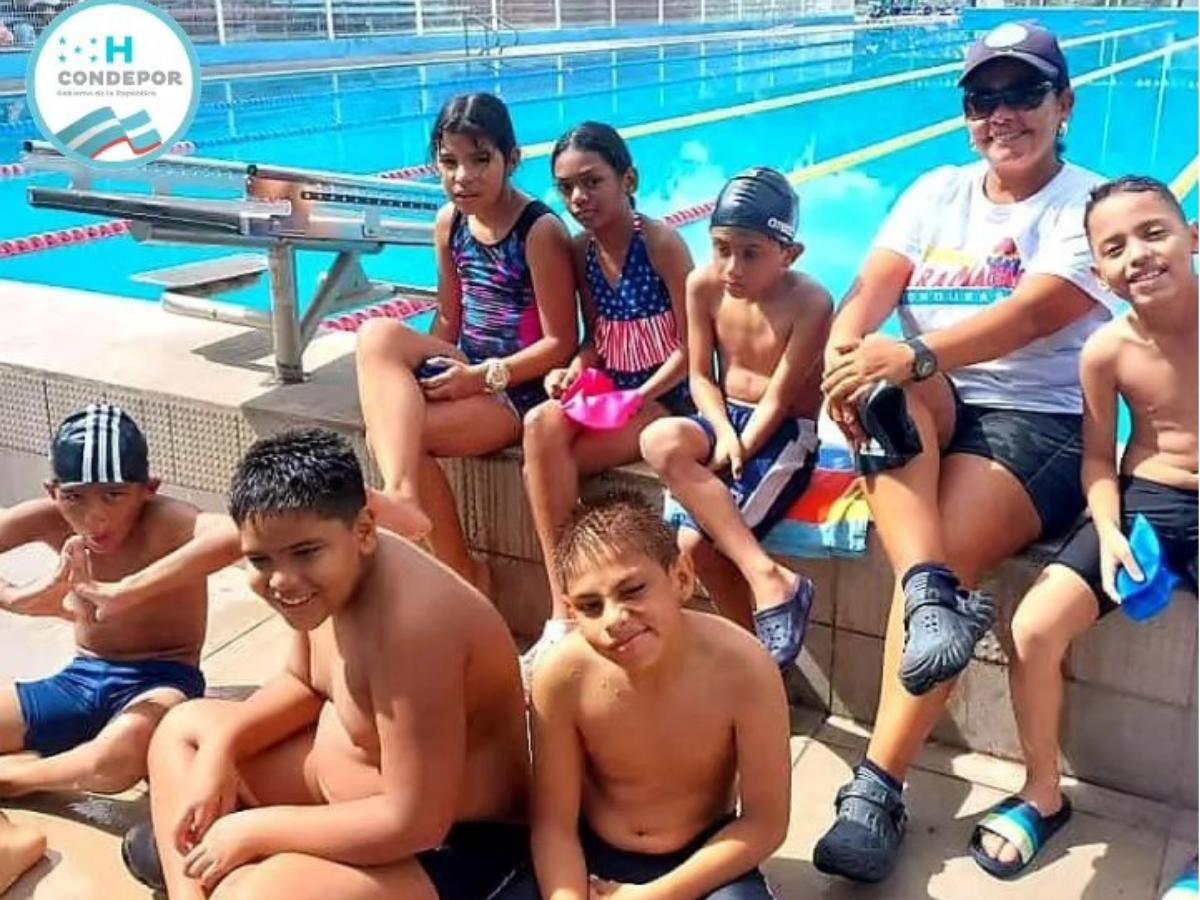 CONDEPOR imparte clases gratuitas de natación en el complejo José Simón Azcona de Tegucigalpa