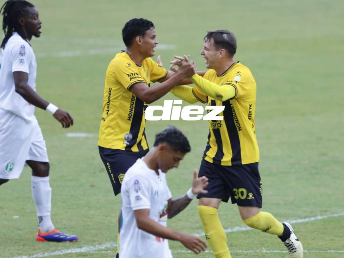 Ángel David Sayago celebrando su gol con César Romero, fue el primero de los aurinegros.