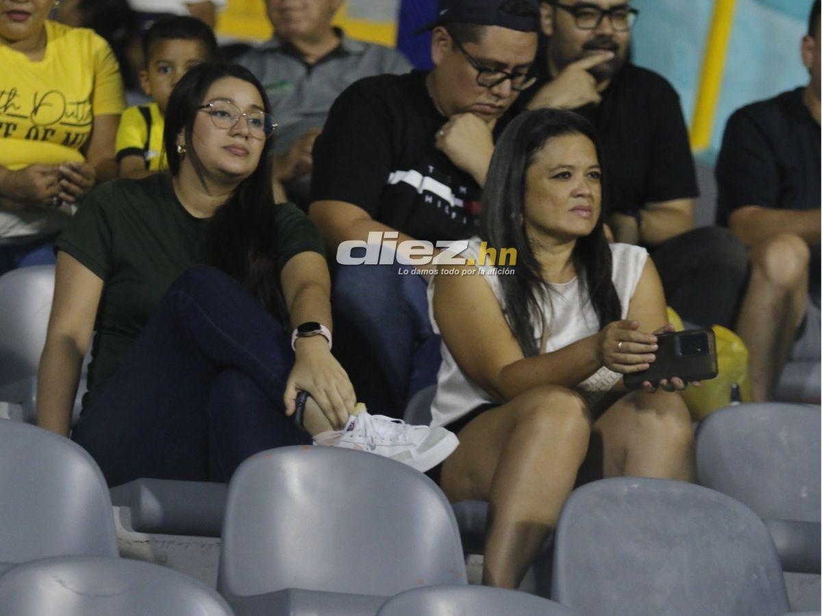 Afición del Real España sorprende con gigantesca manta, Blackburn silenció el Morazán y las bellas chicas