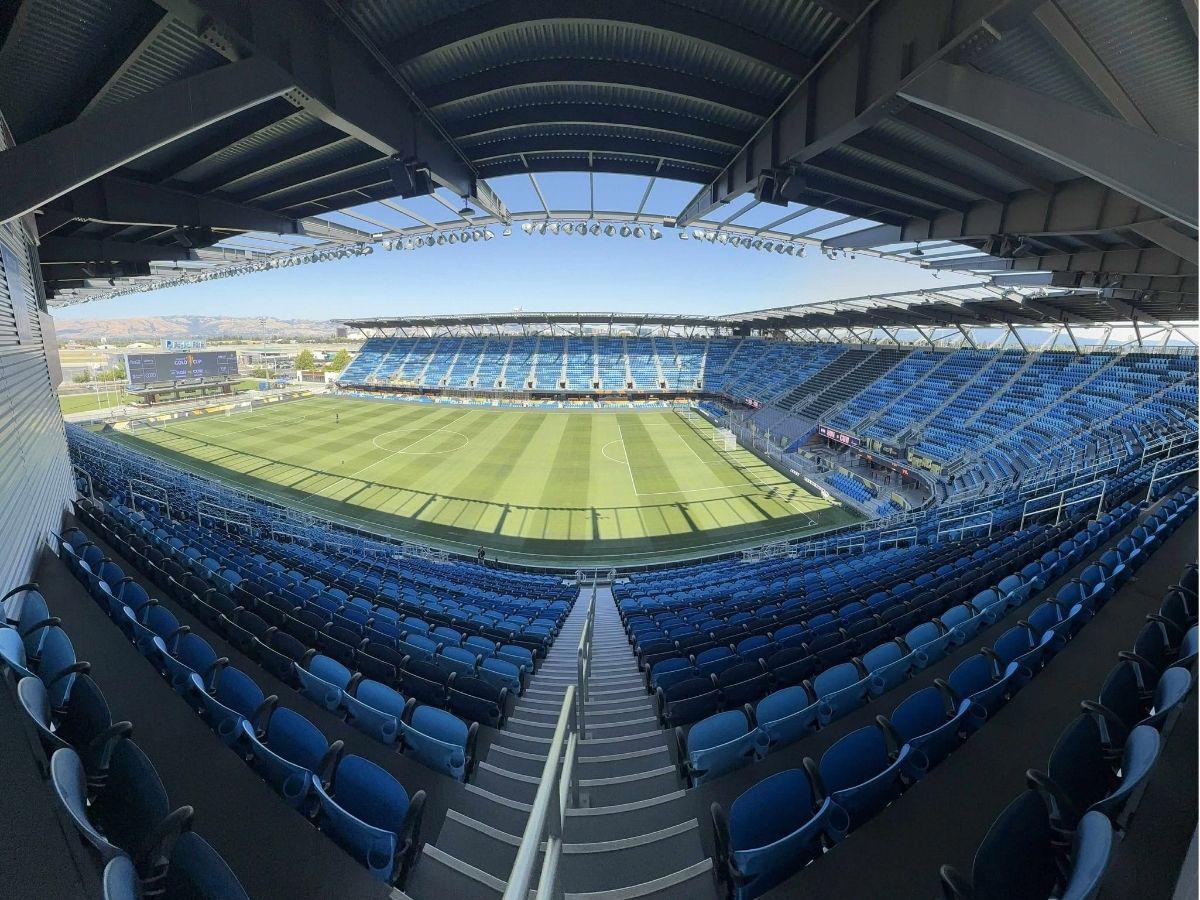 Carrazo con la bandera de Honduras, la loca pancarta, el gringo-catracho, Real España presente y la fiesta en California