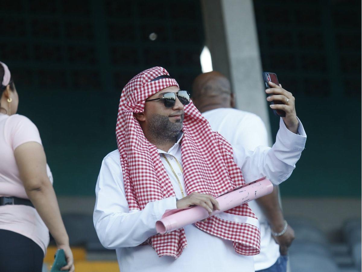 Derroche de bellezas de Olimpia y Real España y jeque causó furor previo al clásico moderno en el Estadio Morazán