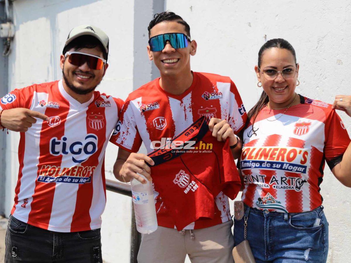 Marea Roja en La Ceiba, bellas hinchas del Vida invaden y aficionado se roba el show con extraño vestuario
