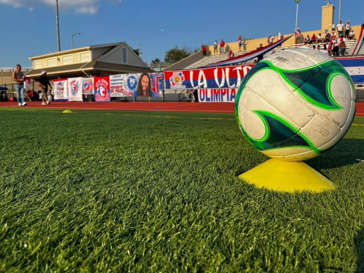 Alegría y ambiente inigualable entre hinchas de Olimpia en New Jersey; Kevin López aclamado por autógrafos en Comunicaciones