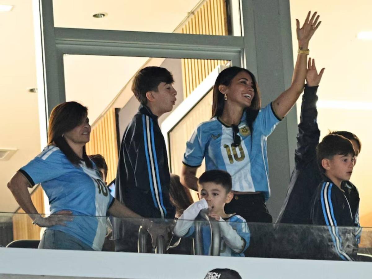 Messi rompió en llanto y Antonela presente: la despedida de Leo de Argentina